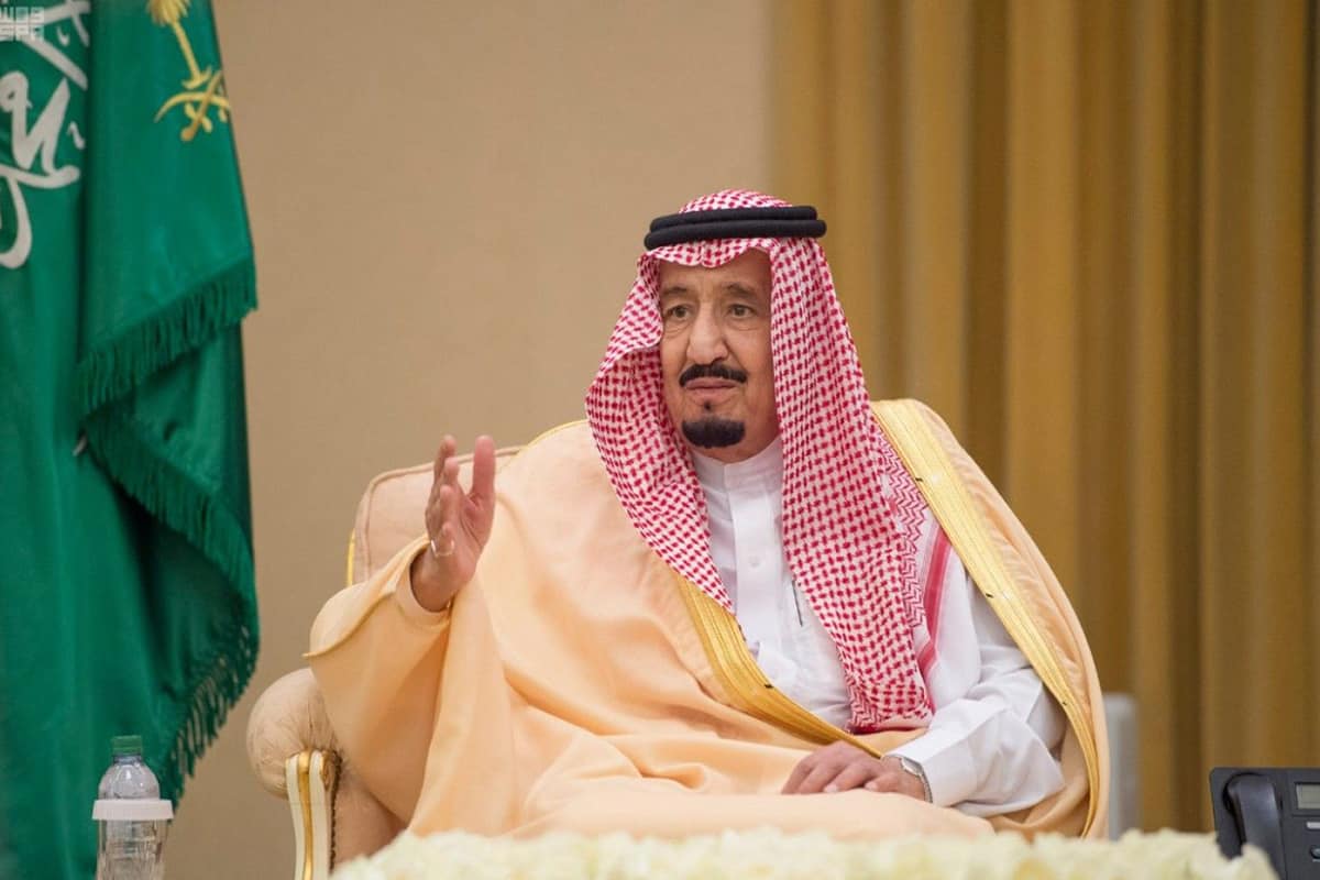 بعد تغيير بطارية منظم ضربات القلب.. الملك سلمان يُغادر المستشفى