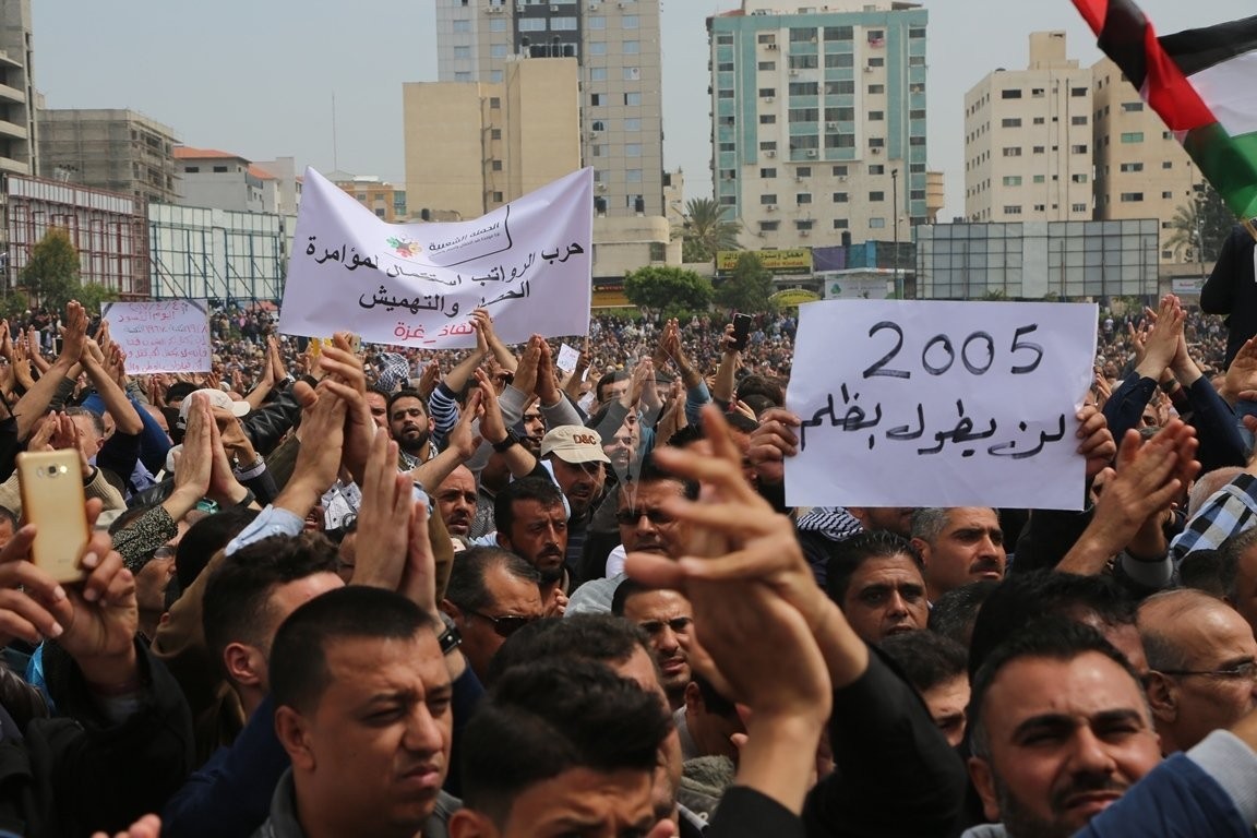 قيادي فتحاوي يكشف لمصدر حقيقة تنفيذ وعود الحكومة لتعيينات 2005