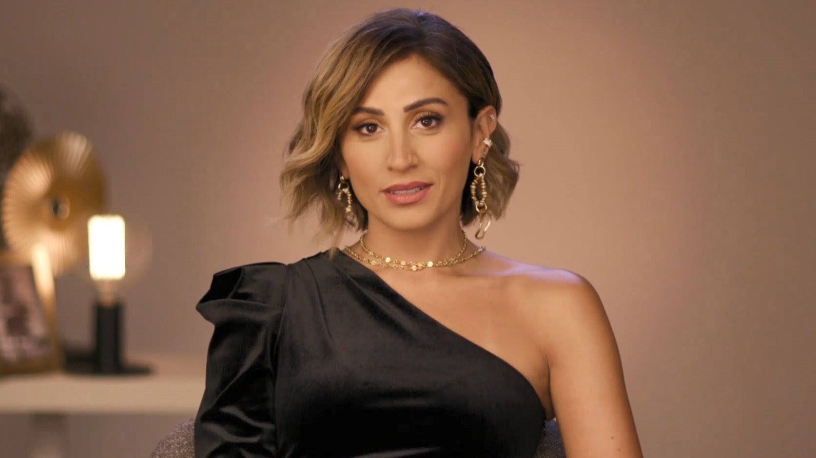 دينا الشربيني تثير جدلاً بسعر حقيبتها العالي جداً