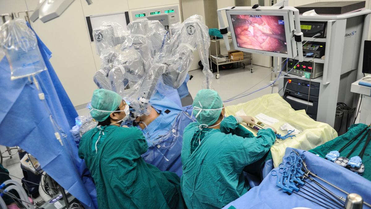 الأولى في المنطقة.. نجاح جراحة للعمود الفقري باستخدام الروبوت في الإمارات