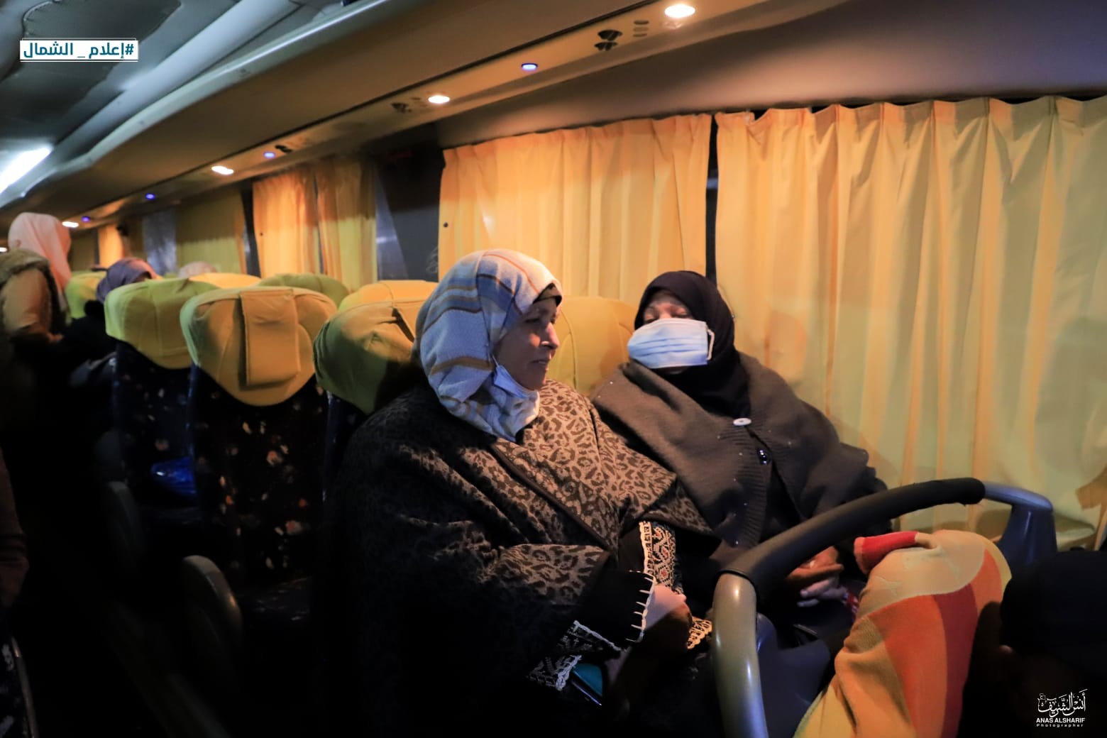 بعد حرمان لعامين... مغادرة أول دفعة من أهالي أسرى غزة لزيارتهم (صور)