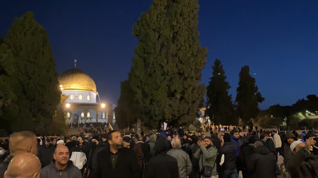 الآلاف يؤدون صلاة فجر سيف القدس في المسجد الأقصى