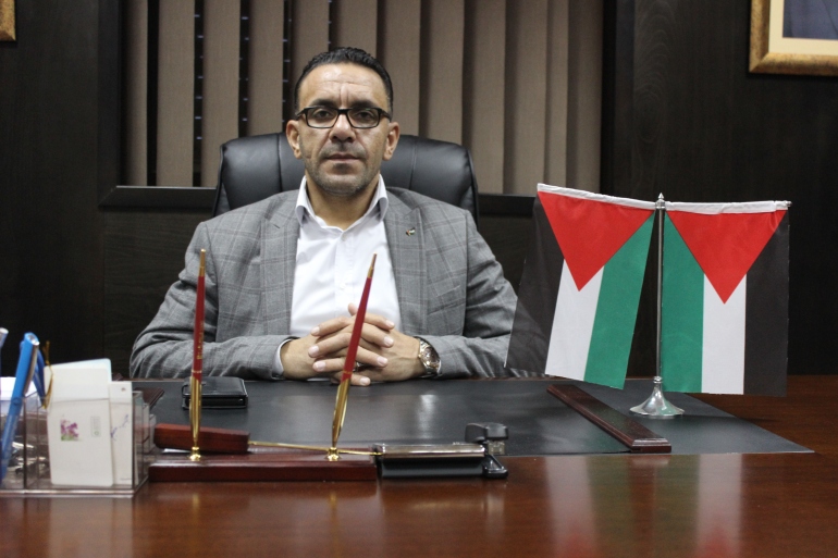 الاحتلال يمنع محافظ القدس ومرافقه من السفر عبر معبر الكرامة