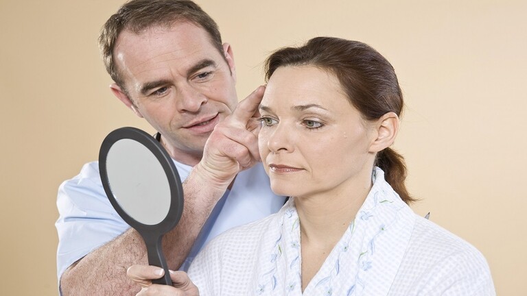 خبيرة دولية تكشف عن العمر الملائم لإجراء أول عملية تجميل