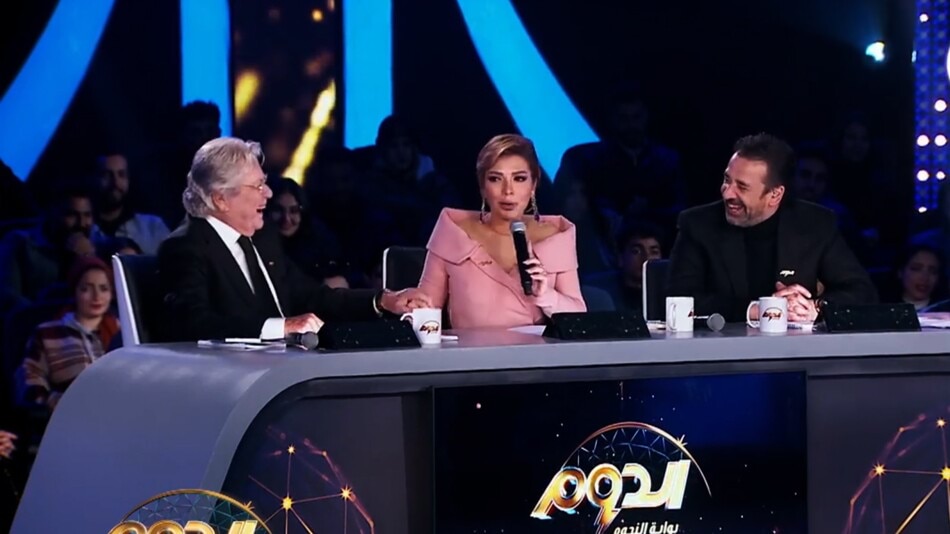 على الهواء مباشرة.. الفنان كريم عبد العزيز يقبل يد أصالة
