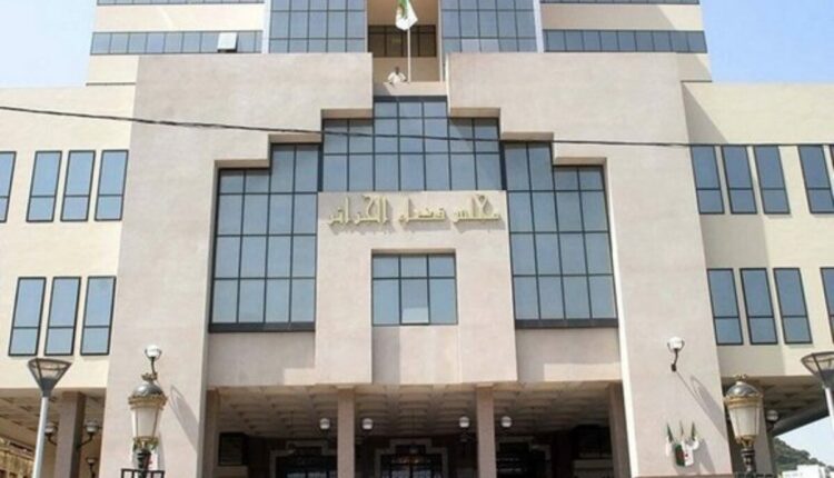 القضاء الجزائري السجن مسؤولين