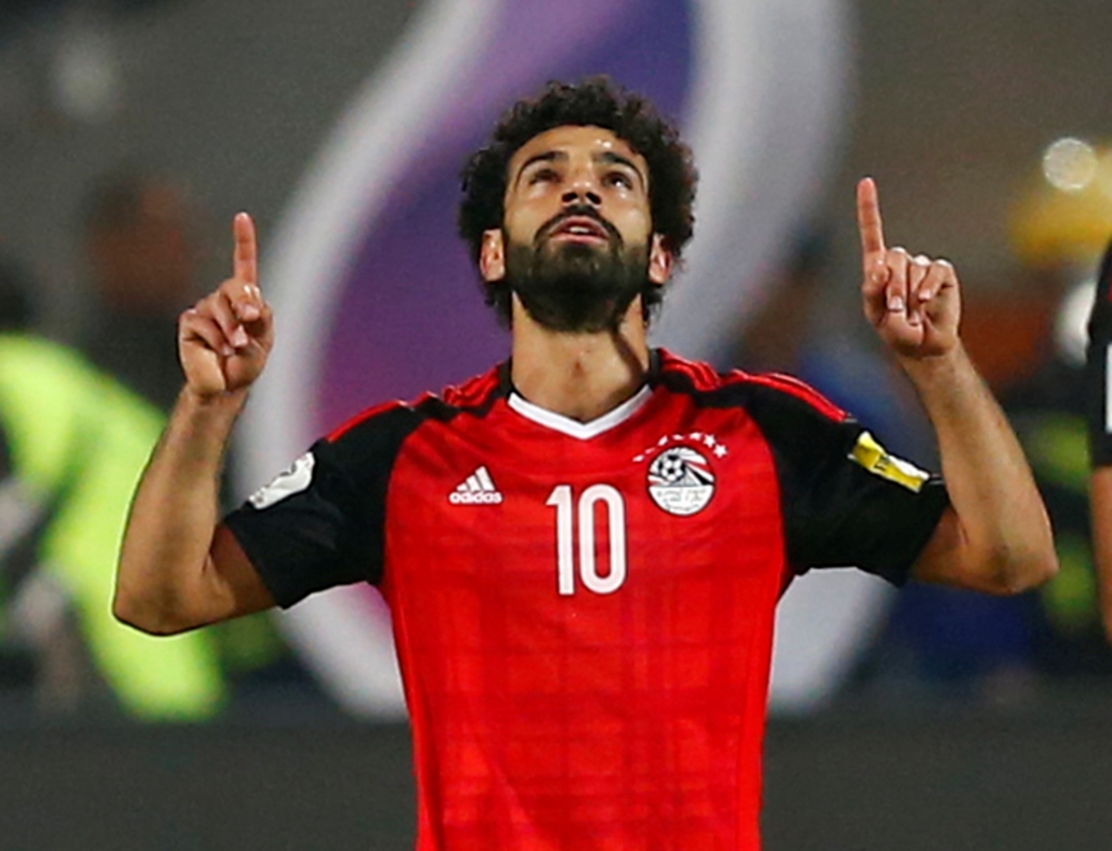 بعد تلميح برسالة حزينة.. هل يعتزل محمد صلاح اللعب الدولي؟