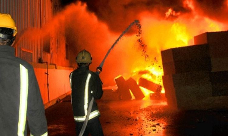 الدفاع المدني يسيطر على حريق في مخزن أخشاب شرق غزة
