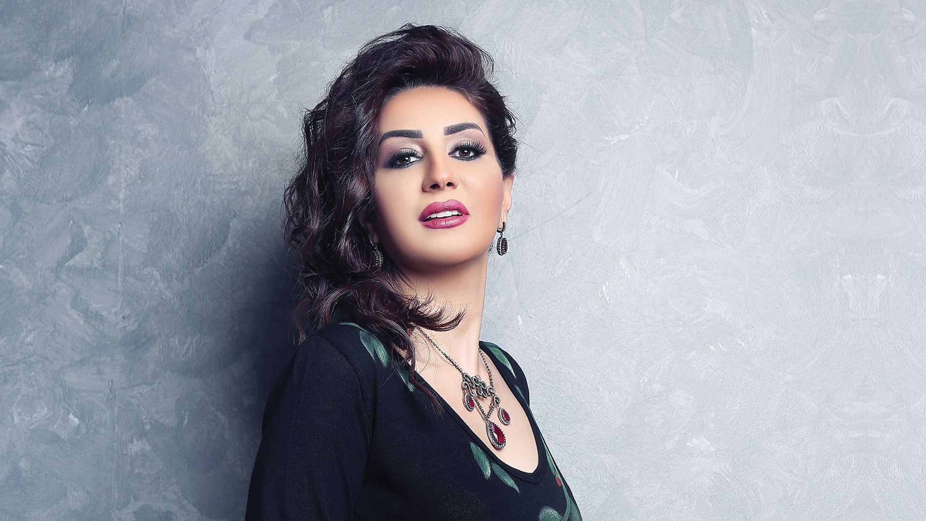 الفنانة وفاء عامر تتعرض لحادث سير مروع