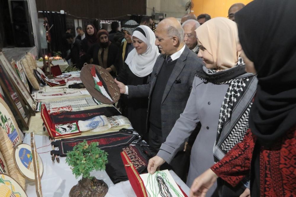 بلدية غزة تفتتح بازاراً إحياءً لذكرى يوم الأرض