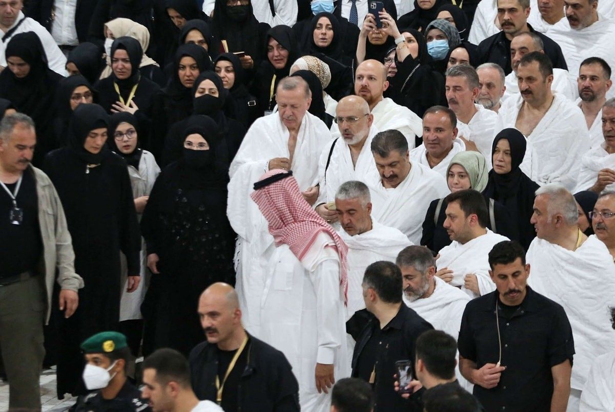 بعد توتر العلاقات مع السعودية.. أردوغان يؤدي مناسك العمرة (صور)