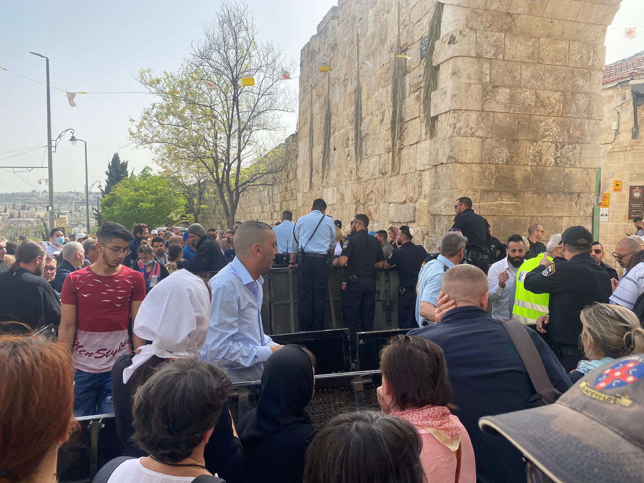 الاحتلال يغلق أحد أبواب القدس أمام المحتفلين بسبت النور