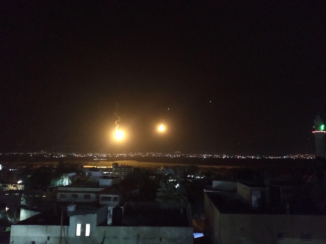 الاحتلال يُطلق قنابل إنارة قُرب الحدود الأردنية الفلسطينية