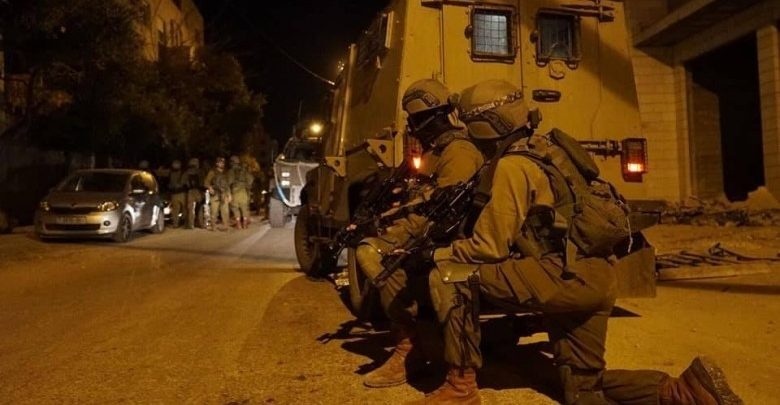 بزعم نيته تنفيذ عملية.. الشاباك يعتقل شابًا في الداخل المحتل