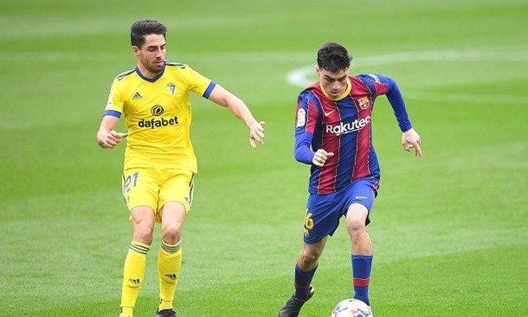 برشلونة يمهد الطريق لريال مدريد نحو اللقب بعد خسارة مفاجئة أمام قادش