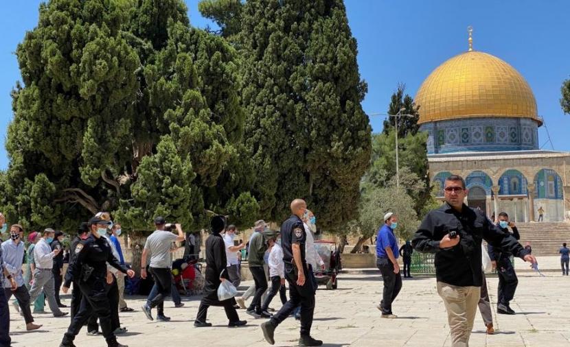 عشرات المستوطنين يؤدون طقوسًا تلمودية في المسجد الأقصى
