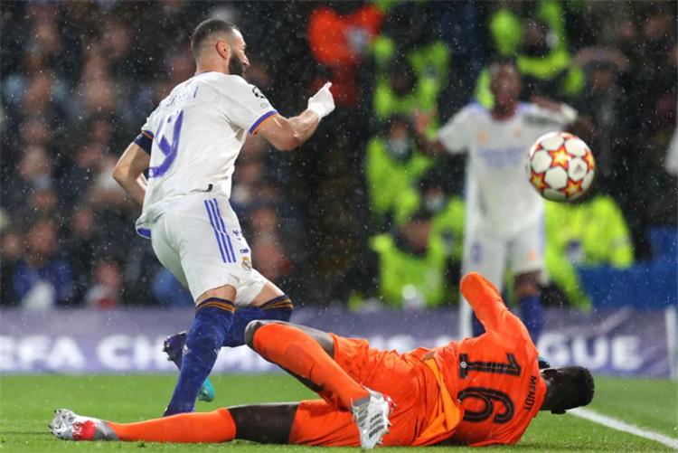 ريال مدريد وتشلسي.. بنزيما يهدي الملكي "هاتريك الثأثر"