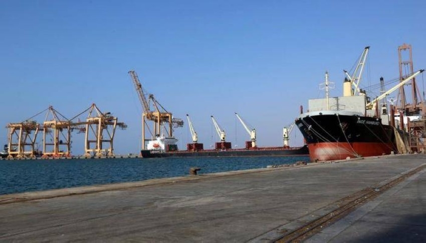 ضبط سفينة أجنبية محملة بالوقود المهرب في مياه الخليج