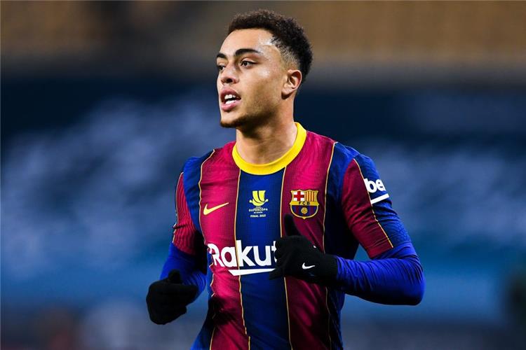 برشلونة يعلن إصابة مدافع الفريق الأول سيرجينو ديست وتجديد عقد أراخو