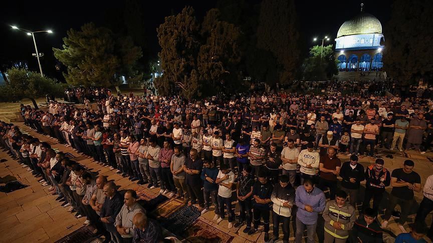الآلاف يؤدون صلاة فجر الجمعة الثانية من شهر رمضان بالمسجد الأقصى
