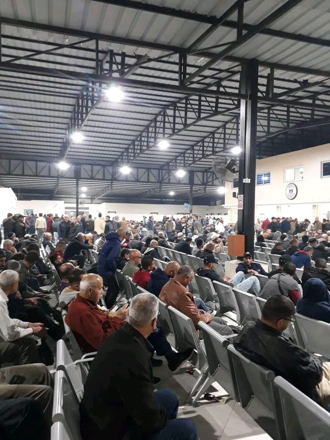 مئات العمال والتجار يتوجهون إلى حاجز بيت حانون "إيرز" بعد قرار فتحه