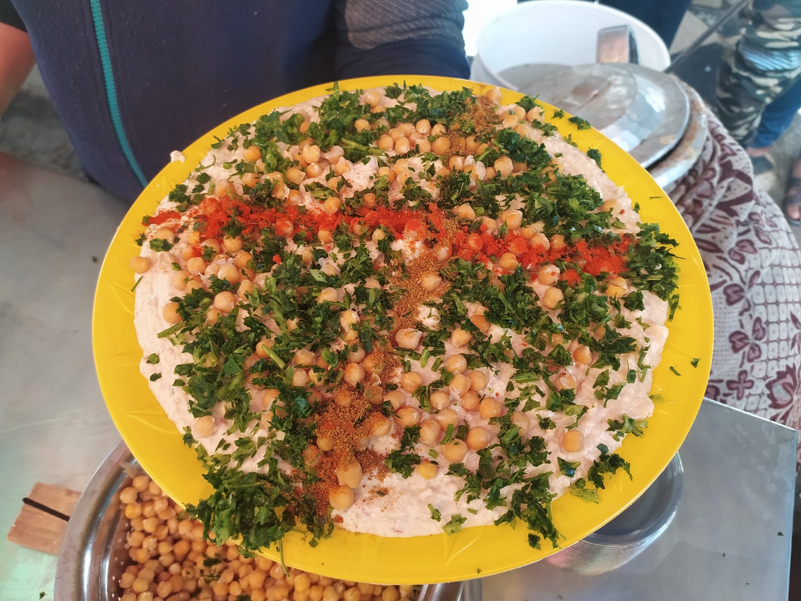 "فتة الحمص" الطبق المُتربِعْ على موائد الغزيين في رمضان