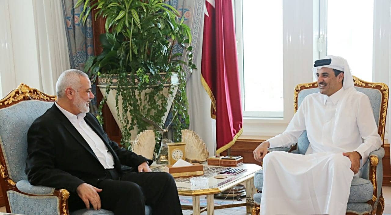 هنية يضع أمير قطر في صورة التطورات بالقدس والضفة المحتلتين