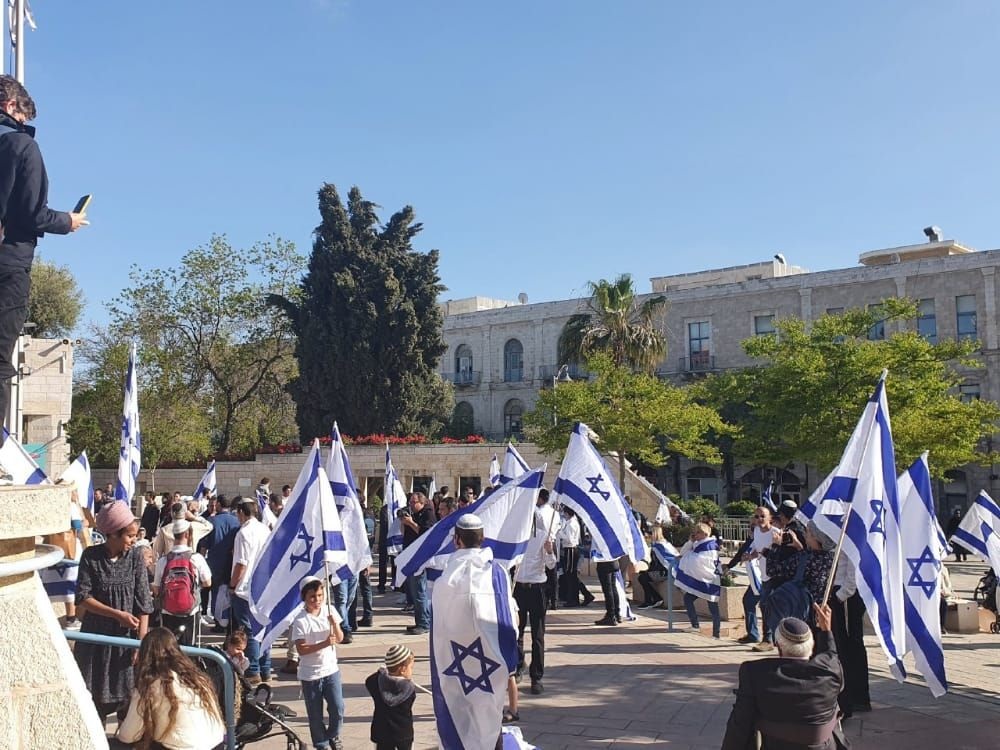 انطلاق مسيرة الأعلام الاستفزازية في القدس وسط محاولات لاحتواء التصعيد (فيديو)
