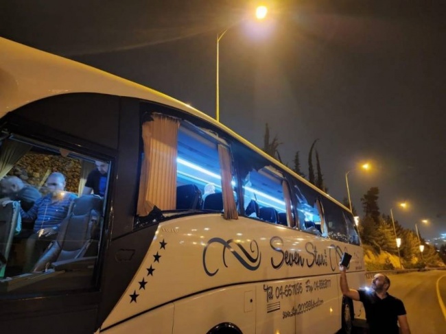 القدس.. إصابات في هجوم للمستوطنين على حافلة تقل مصلين