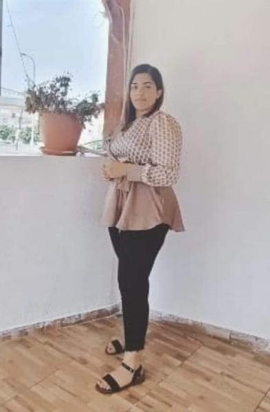 الفتاة رونق أسد سواعد