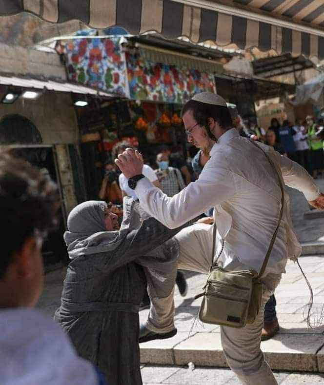 مستوطنون يعتدون على سيدة بالقدس ويرشونها بغاز الفلفل