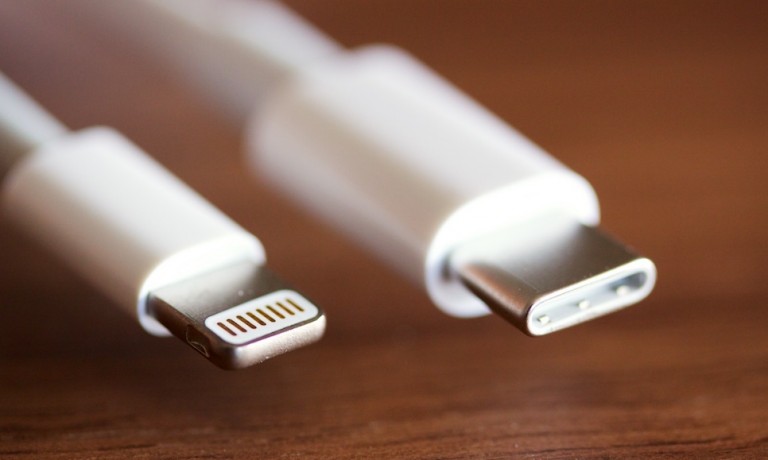 آبل تدرس إمكانية استبدال منفذ Lightning بمنفذ USB-C في آيفون