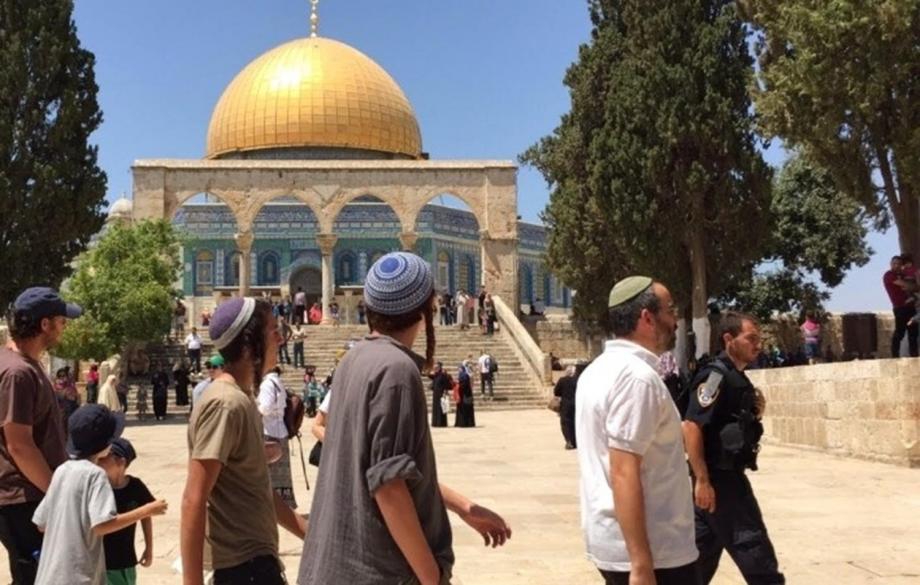 عشرات المستوطنين يقتحمون الأقصى ويمارسون طقوسهم الاستفزازية