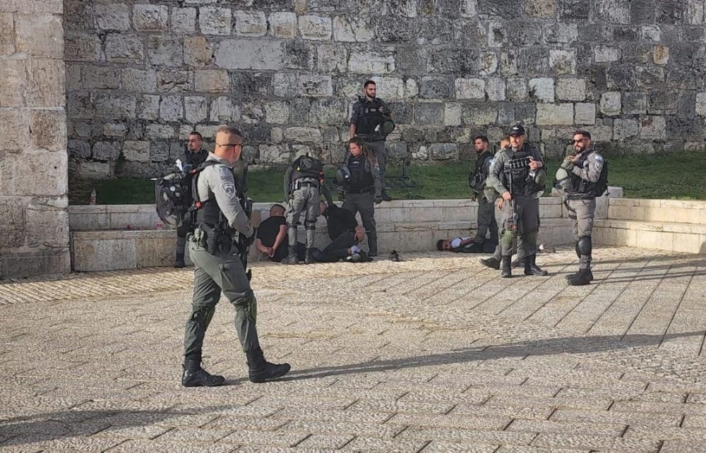 جيش الاحتلال يقتحم المسجد الأقصى ويزيل رايات فلسطينية بداخله