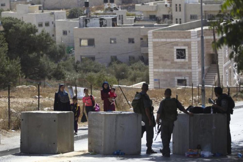 نابلس: سلطات الاحتلال تٌعيد إغلاق مدخل بيتا بالمكعبات الاسمنتية