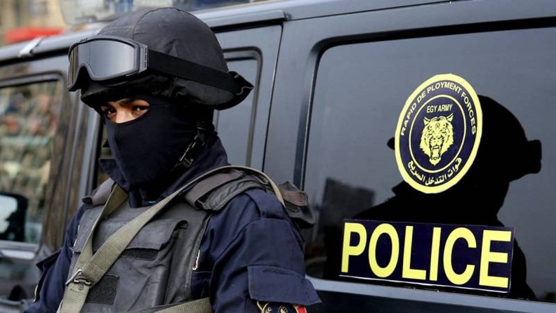 مصر: سيدة تلقي ابنتها الرضيعة في الشارع والشرطة تُحقق