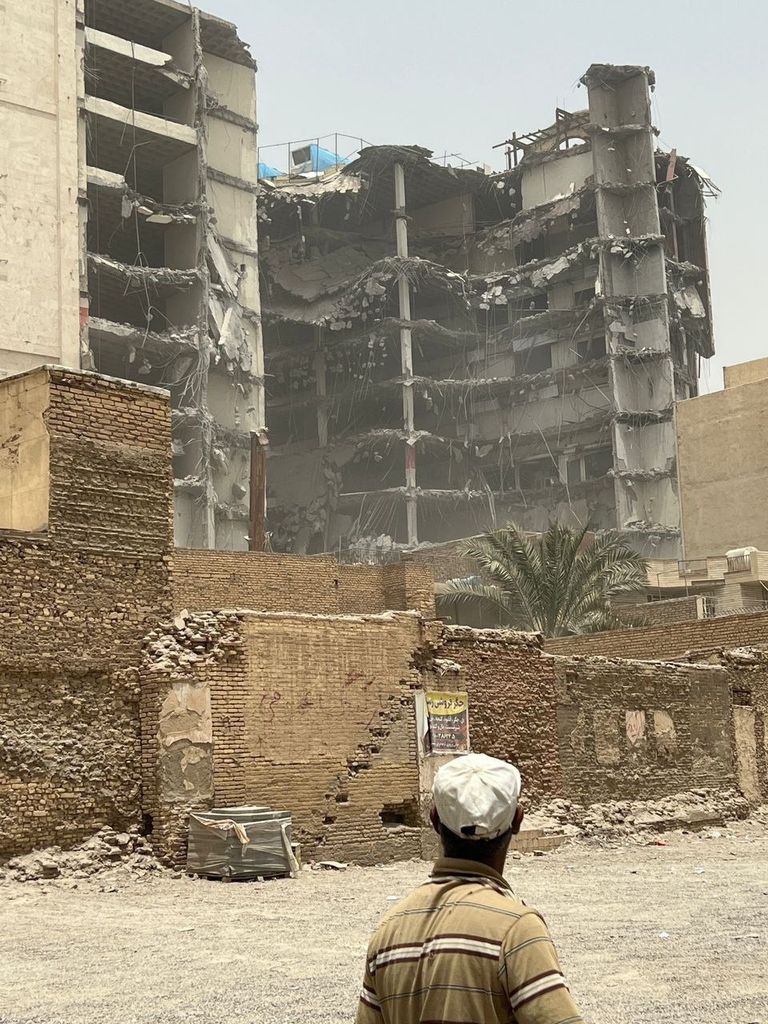 إيران:  انهيار مبنى تجاري  يُخلف عدداً من الضحايا