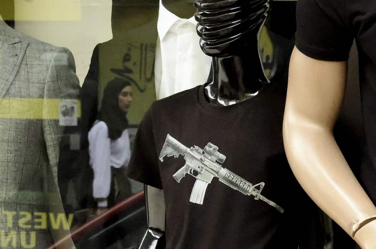 ملابس مطبوع عليها بندقية M16 تثير الخوف في أوساط الإسرائيليين
