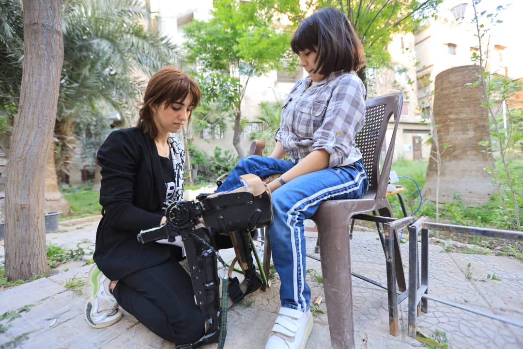 حوّلت الألم لأمل.. ابتكار لشابة سورية يسمح بالحركة لمرضى الشلل النصفي