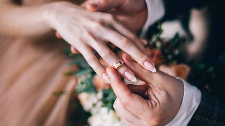 دعوى حبس ضد مصري أجبر زوجته على حضور حفل خطبته من صديقتها