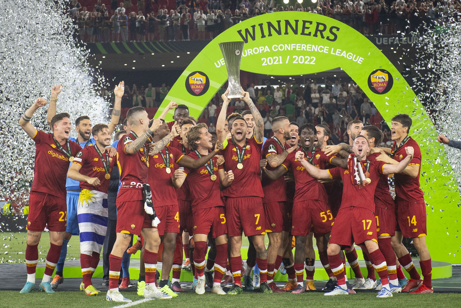 روما يتوّج بكأس المؤتمر الأوروبي ومورينيو يسجل إنجازاً تاريخياً