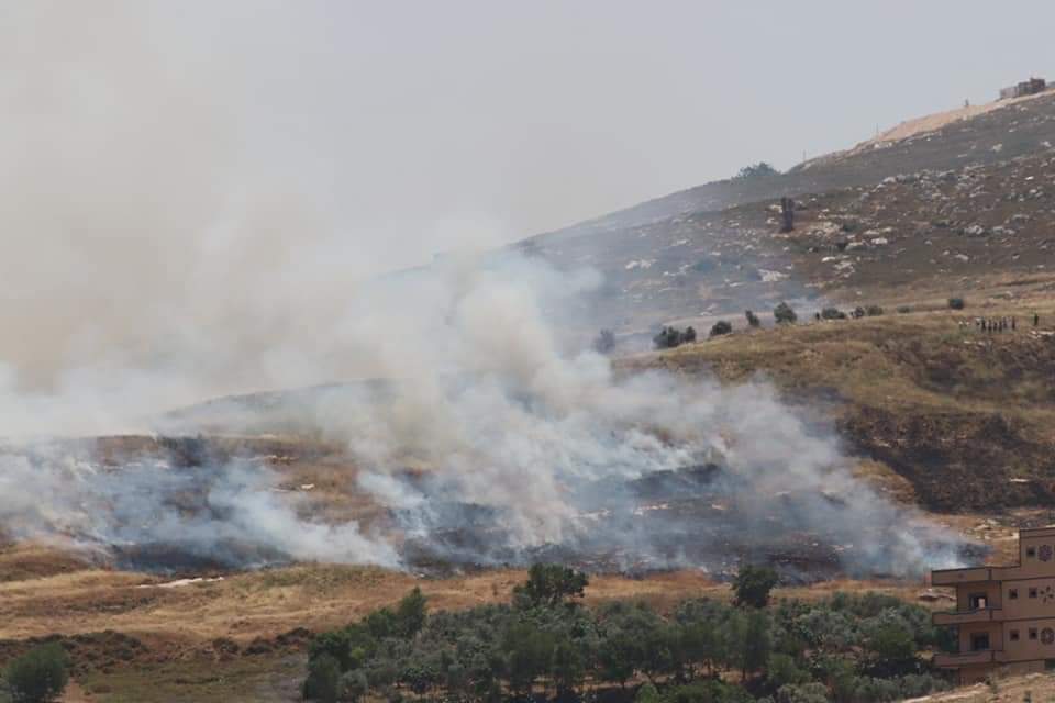 مستوطنون يُضرمون النار في أراضي المواطنين جنوب نابلس