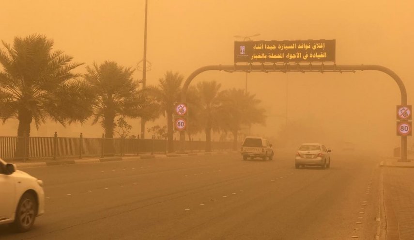 عاصفة رملية تضرب منطقة الرياض في السعودية