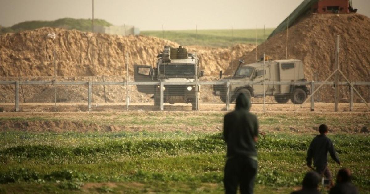 الاحتلال يتوغل بأراضي المواطنين ويطلق قنابل الغاز على طول حدود غزة