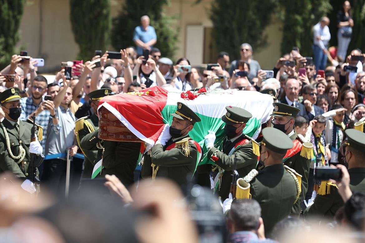 الرئيس عباس يمنح الشهيدة شيرين أبو عاقلة وسام نجمة القدس تقديراً لها