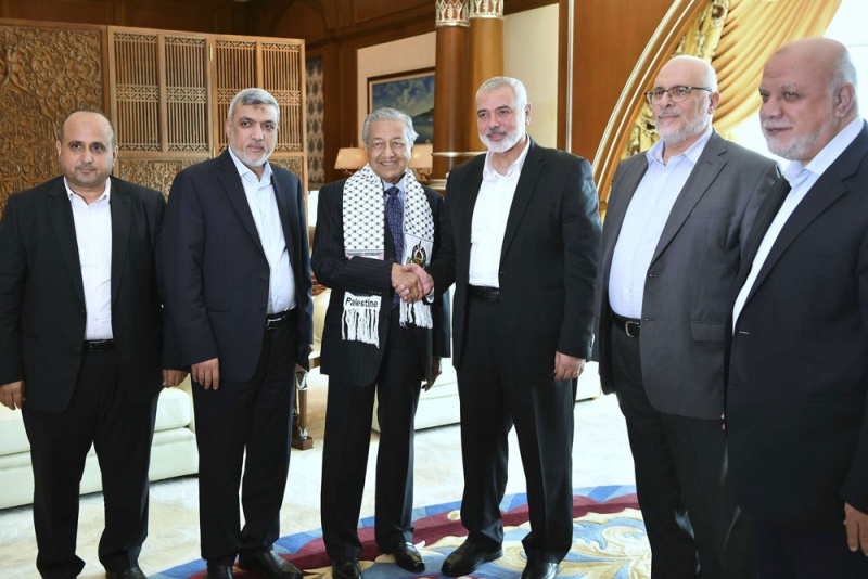 فلسطينيون في مواجهة تحديات خارجية