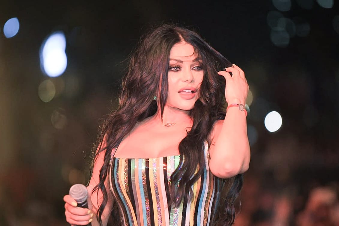 إطلالة مثيرة للفنانة هيفاء وهبي من حفلها في قطر (صور)