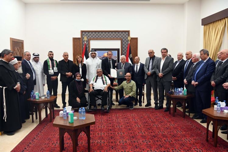 الرئيس محمود عباس يمنح الشهيدة أبو عاقلة وسام نجمة القدس