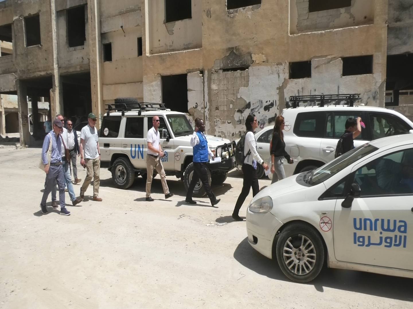 أبو هولي ينفذ جولة تفقدية بمخيم اليرموك برفقة لجنة استشارية لأونروا