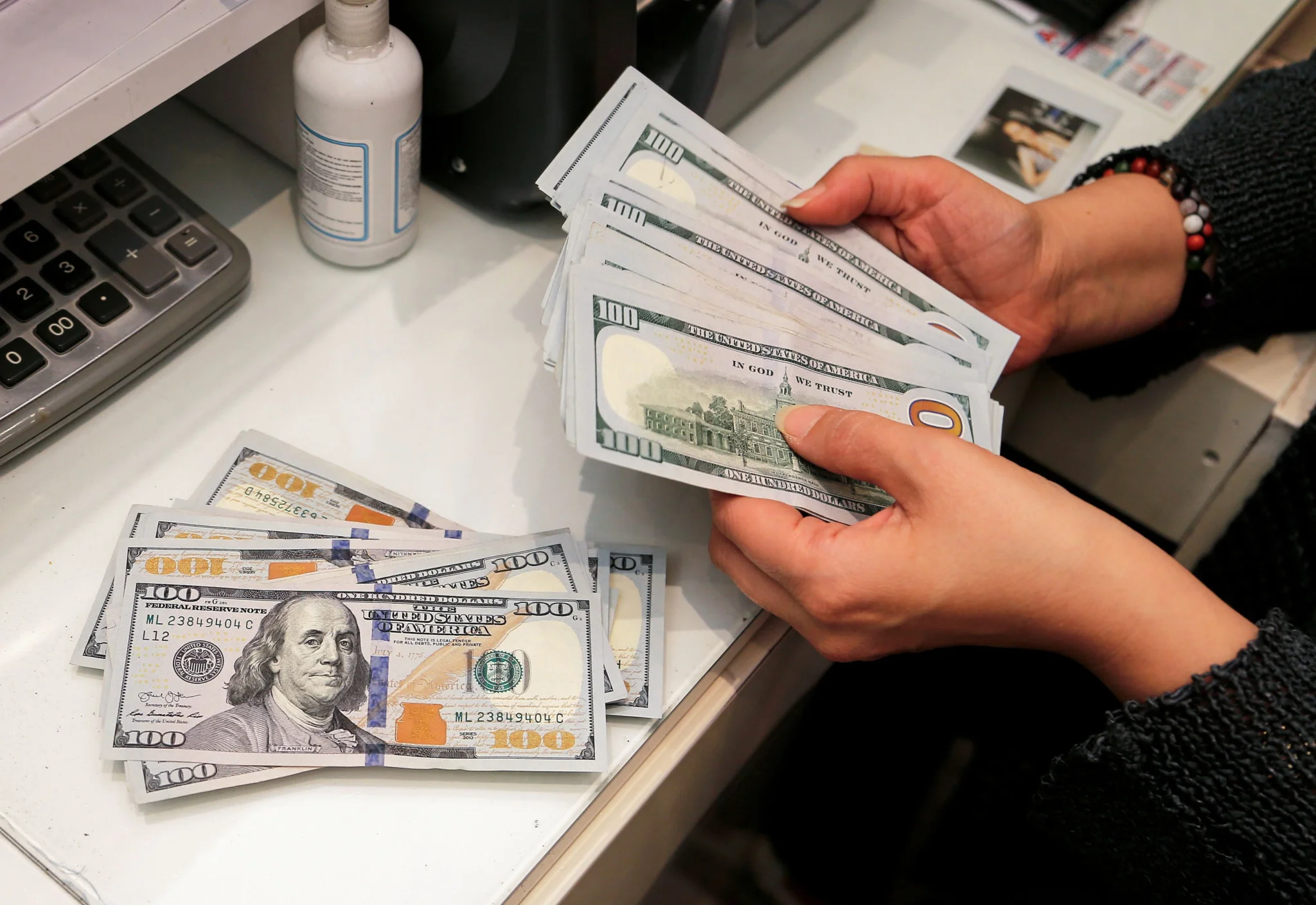 سعر الدولار يسجل قفزة مقابل الشيكل
